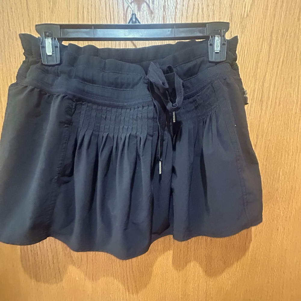 Lululemon skirt… size 10.. black